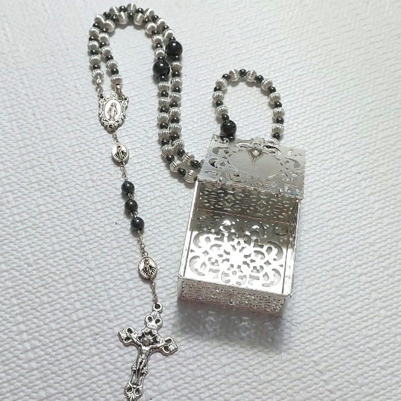 Rosary with gift box included. - Picture 2 of 10